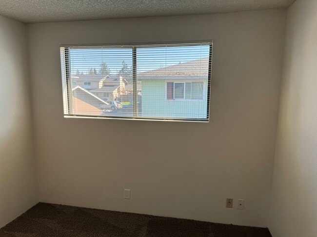 Building Photo - 2 Bedroom Duplex in Springfield