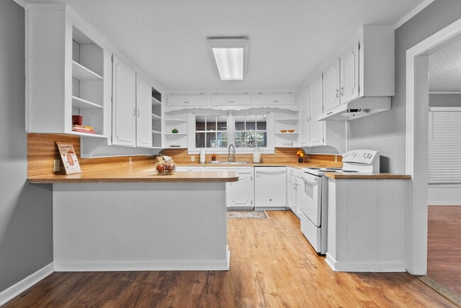 Building Photo - 901 N Azalea Dr