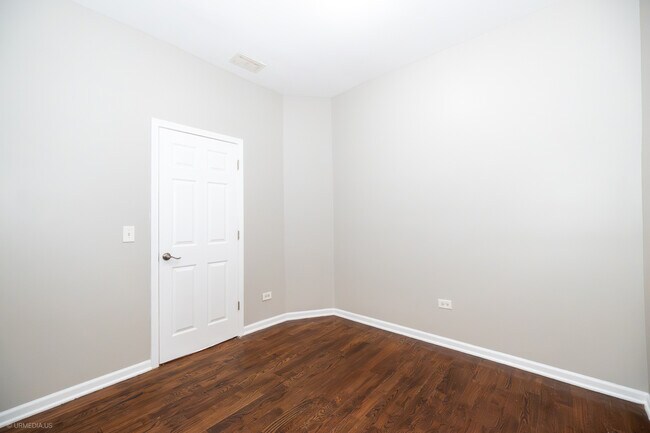 Building Photo - 4326 S Calumet Ave