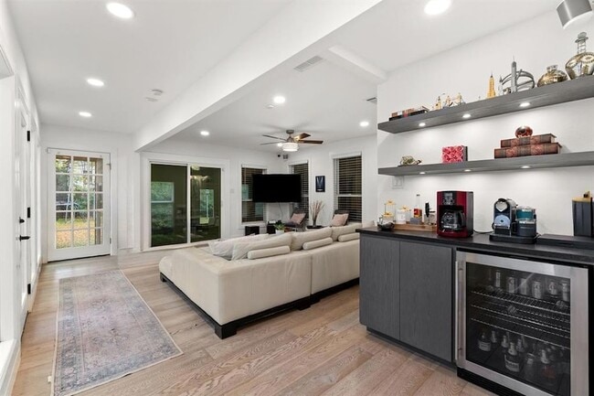 Building Photo - 1703 Meadowbrook Dr