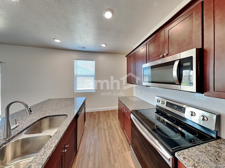 Building Photo - 2054 E Silverado Ln