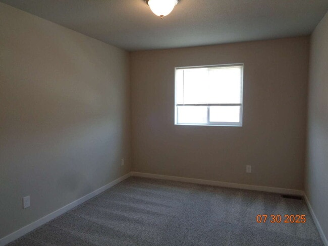Building Photo - Great neighborhood! with open space and wa...