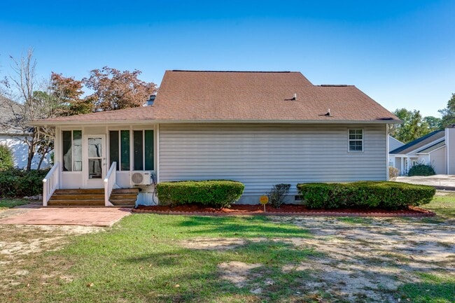 Building Photo - Delightful 3-bedroom, 2-bathroom home loca...