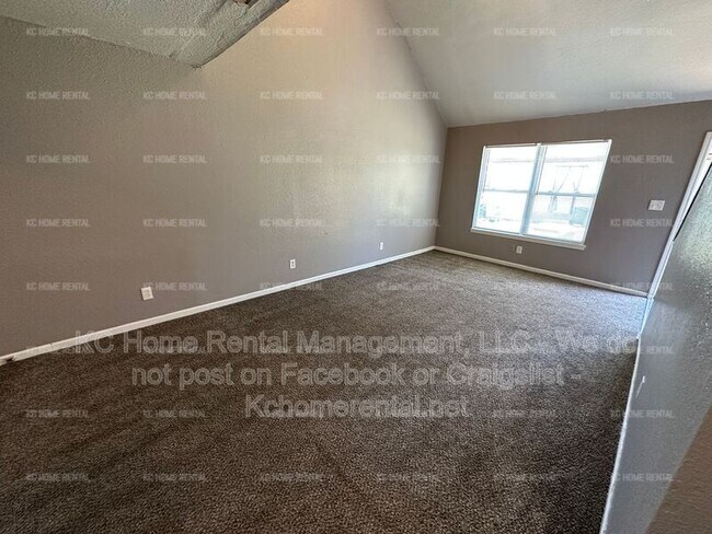 Building Photo - 4221 E 60 Terrace