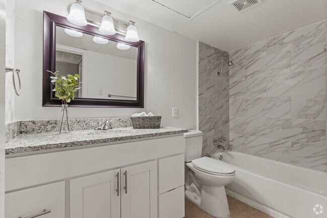 2BR, 2BA - 1059SF (B1) - Bathroom - East Town