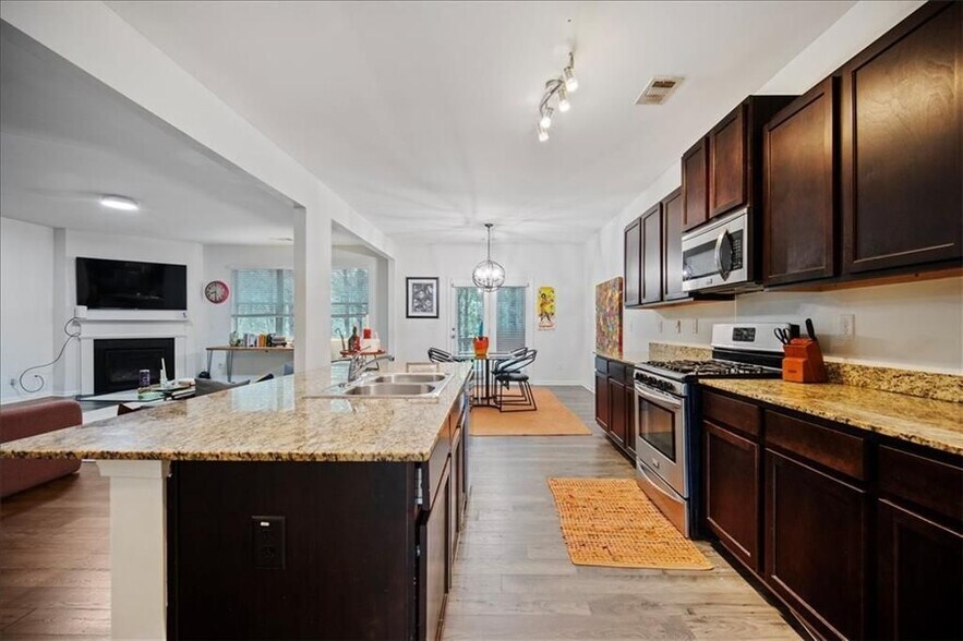 Building Photo - 108 Aviary Ln