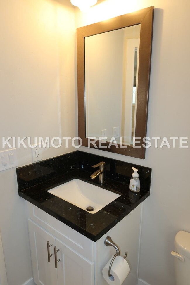 Building Photo - Modern & Elegant Tri-level home in the Riverside Terrance Community