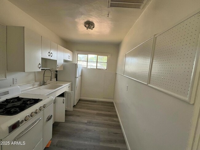 Building Photo - 1137 S Judd St