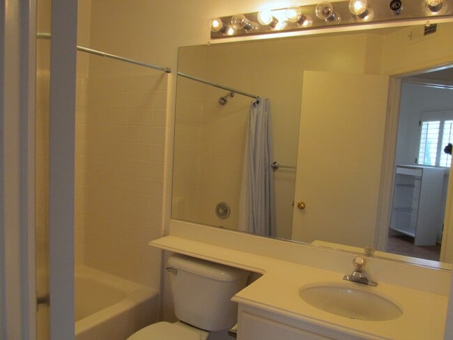 Building Photo - Andria of UTC Townhome with Attached Garage and Hardwood Floors - READY FOR MOVE IN!