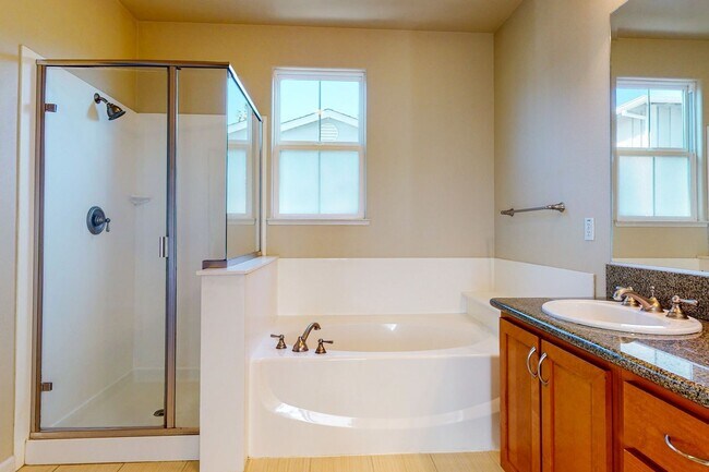 Building Photo - Town House Near Downtown Pleasanton  3 Bed...