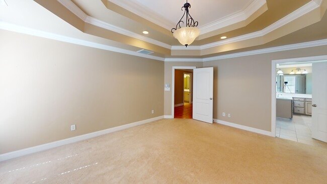 Building Photo - 2140 Rossmore Rd