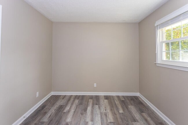 Building Photo - Welcome to this beautiful newly renovated 3-bedroom brick ranch!