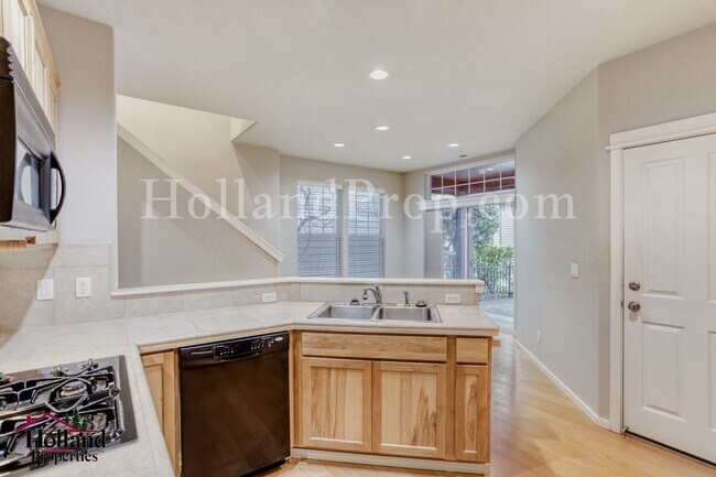 Building Photo - Beautiful 2 Bed • 2.5 Bath home in Prime Hillsboro Location – Light, Bright & Functional! *** Spe...