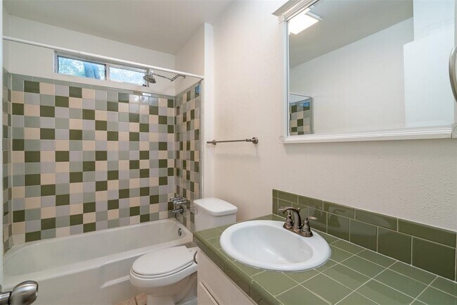 Building Photo - 606 Franklin Blvd