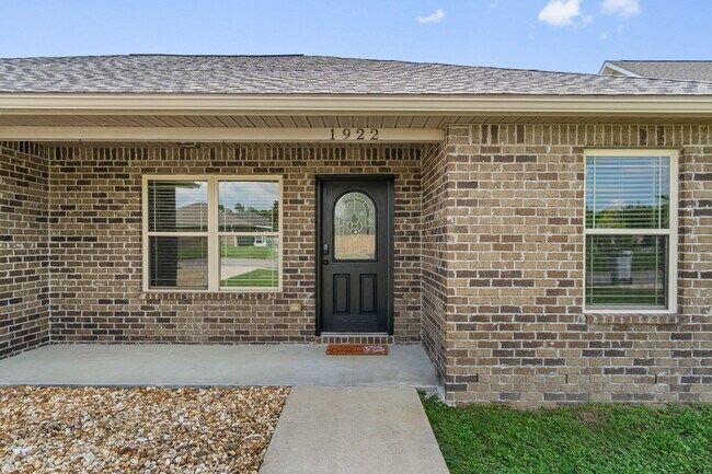 Building Photo - 1922 Bright Water Dr