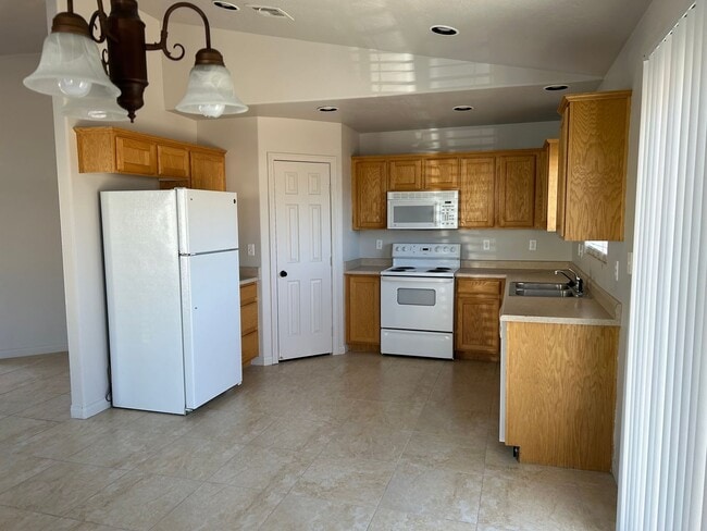 Building Photo - 3 Bedroom, 2 bath home in non HOA