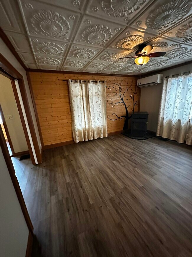 Building Photo - 240 E Main St