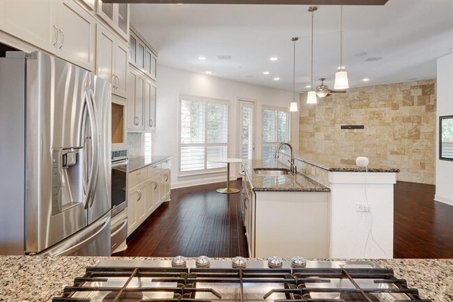Building Photo - 6533 E Hill Dr