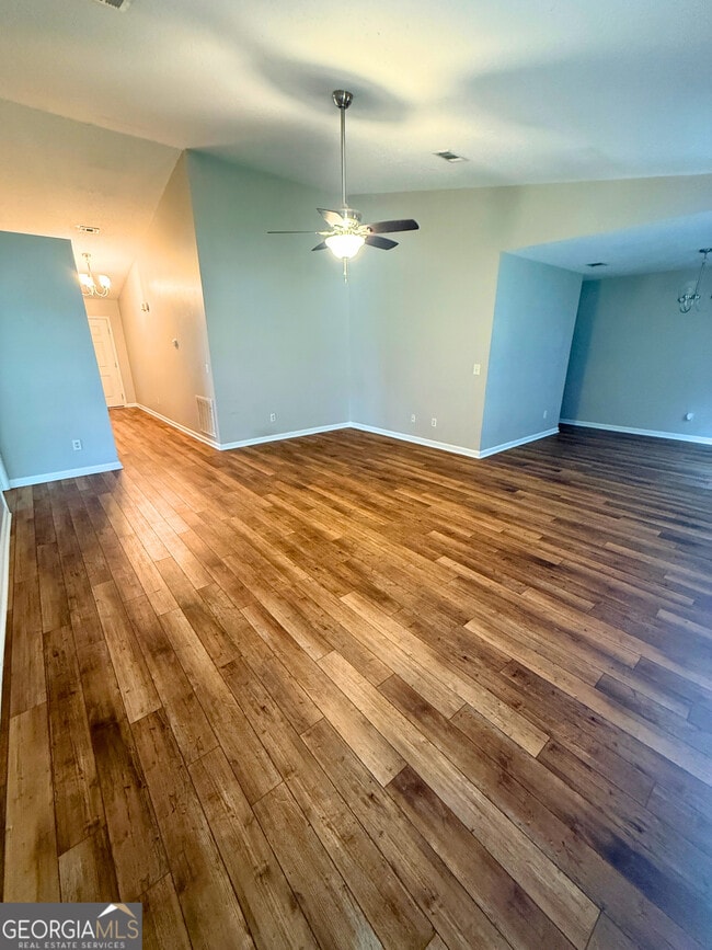 Building Photo - 122 Royal Acres Cir