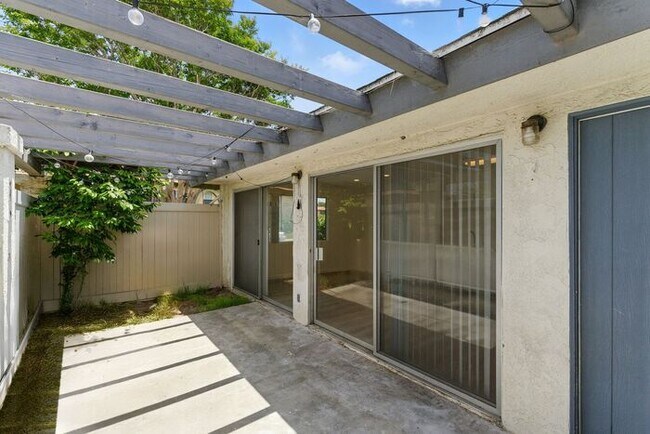 Building Photo - NEWLY RENOVATED South HB Gem!