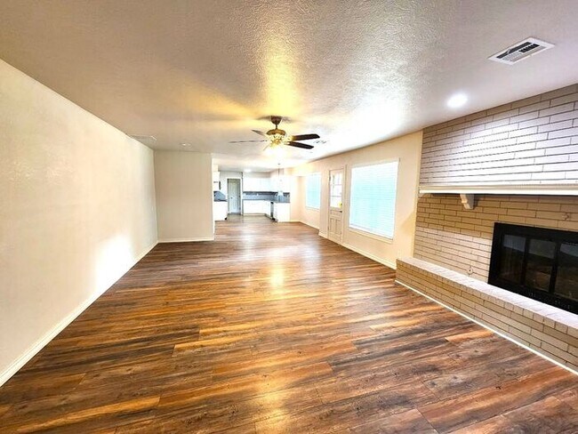 Building Photo - 4 Bed 2.5 Bath 2 Car Garage in Camelot Addition NW OKC