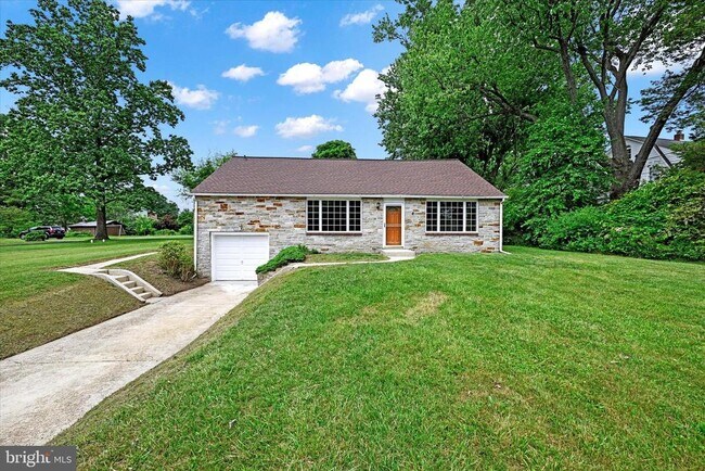 Building Photo - 260 Paradise Rd