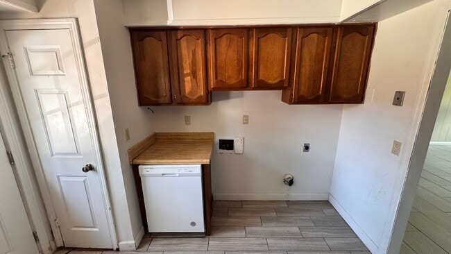 Building Photo - Unit B, 3327 Robin hood Dr