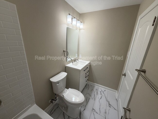 Building Photo - 2748 Lyndhurst Ave