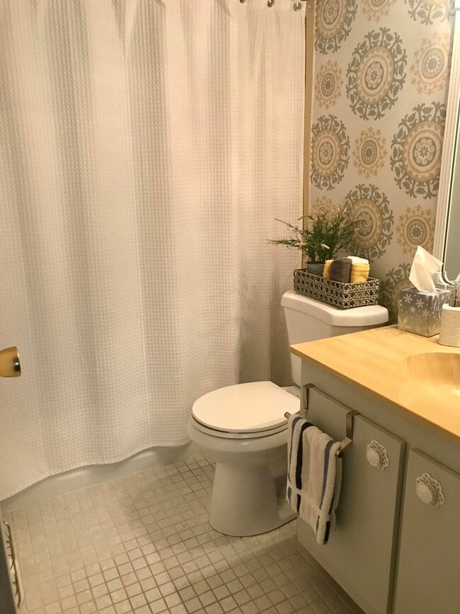 Building Photo - 1010 Country Club Dr