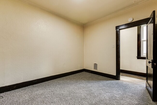 Building Photo - 609 E Warrington Ave