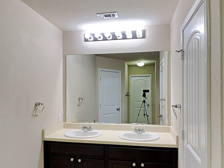 Building Photo - 721 Brown Thrasher