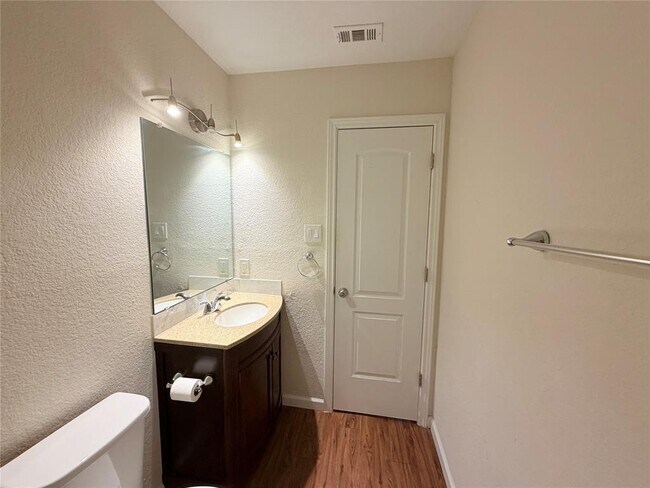 Building Photo - 1605 Parkwood Dr