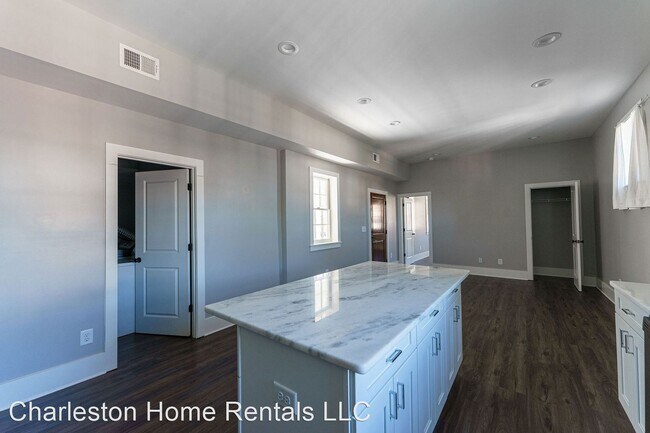 Building Photo - 28 Aiken St