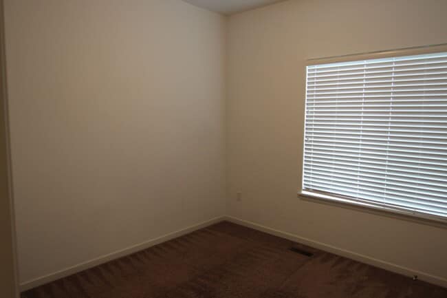 Building Photo - 4 bed/3 bath Split-foyer. Great Location!