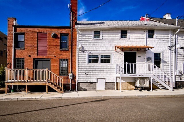 front entrance - 172 Diamond Ct SE