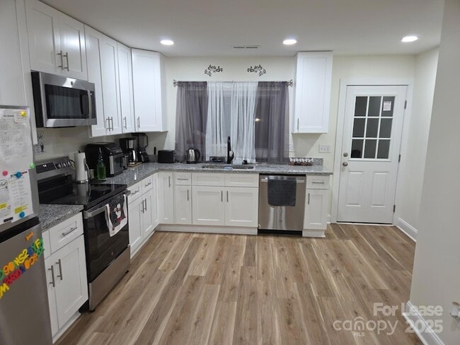 Building Photo - 4265 Center Rd