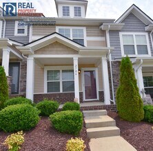 Building Photo - Wonderful townhome 15 min. to downtown Nashville- pool, tennis courts & fitness center!