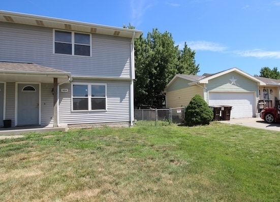 Building Photo - 924 W Belmont-