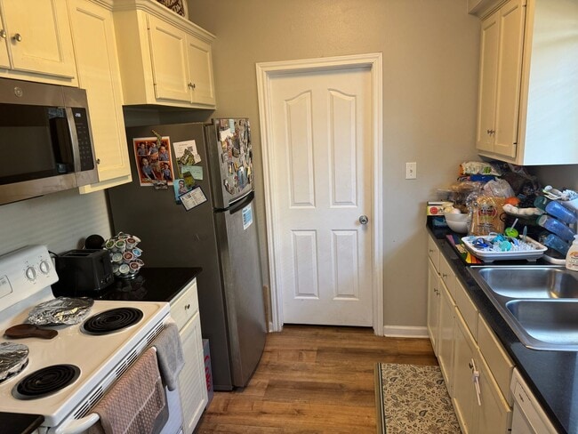 Building Photo - MARCH MOVE IN!!!  3 bedroom 3 Bathroom Duplex Next Door to Blinn!