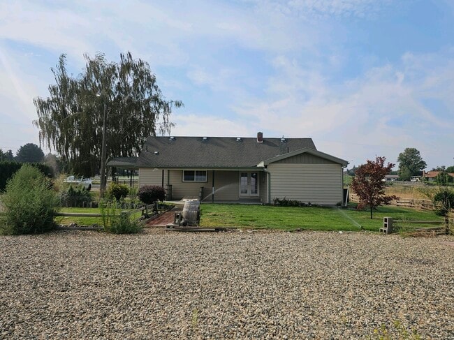 Building Photo - 920 W Edison Ave