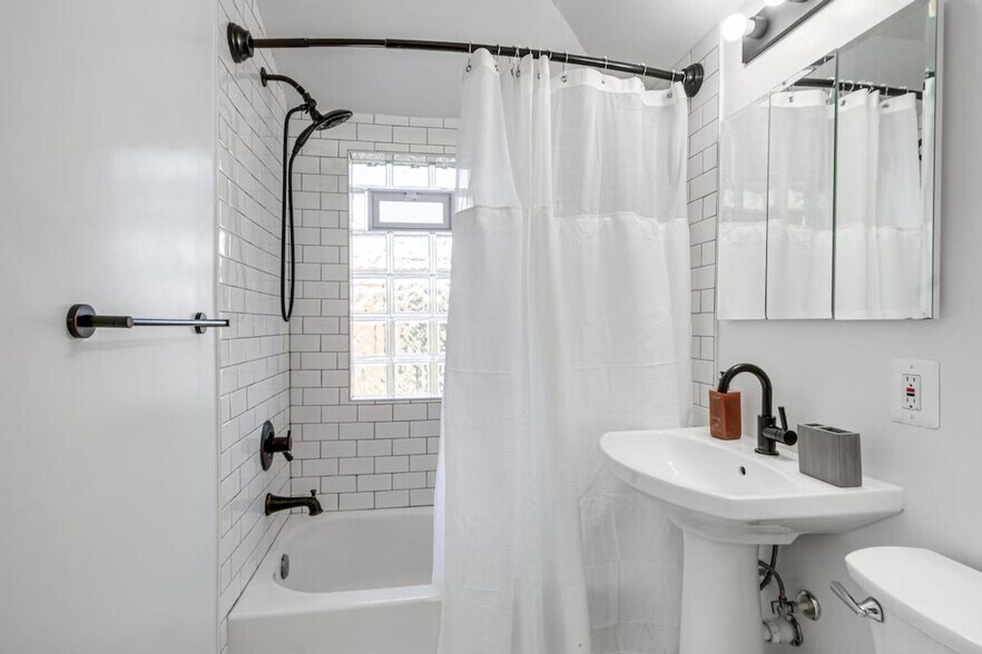 Building Photo - 2430 S Oakland St