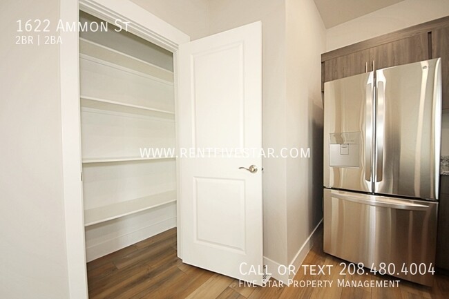 Building Photo - Stunning 2 Bedroom End Unit Townhome, Buil...