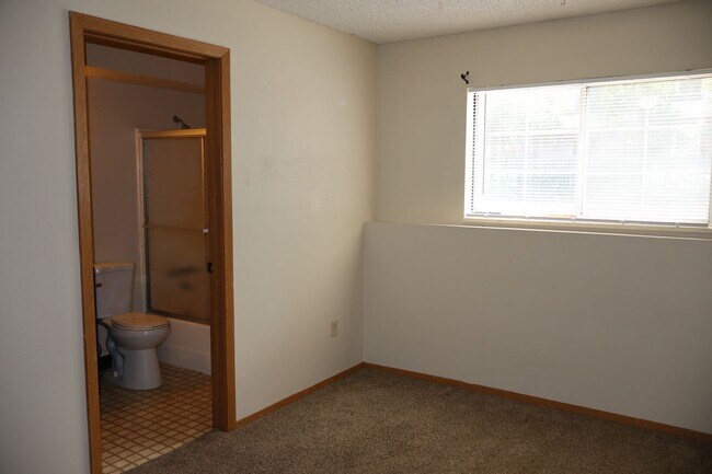 Building Photo - Spacious 2BR/2BA Condo Steps from Campus