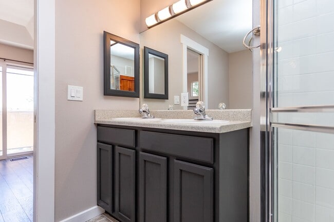 Building Photo - Bright and Airy 2-Bedroom Condo in Charmin...