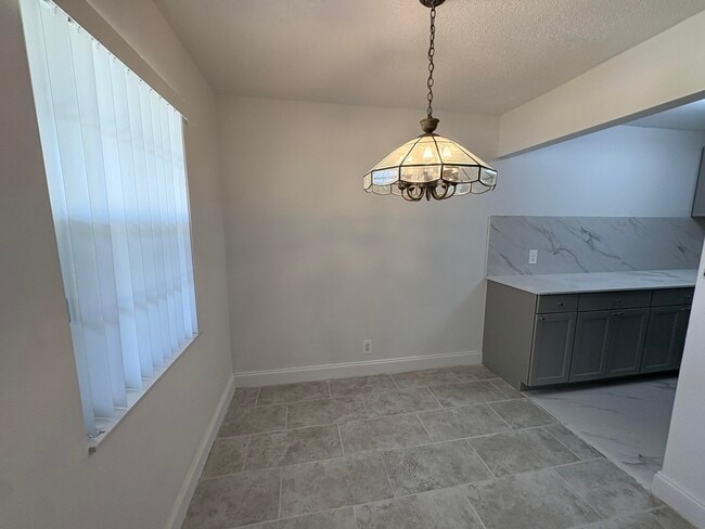 Building Photo - 239 Sussex L