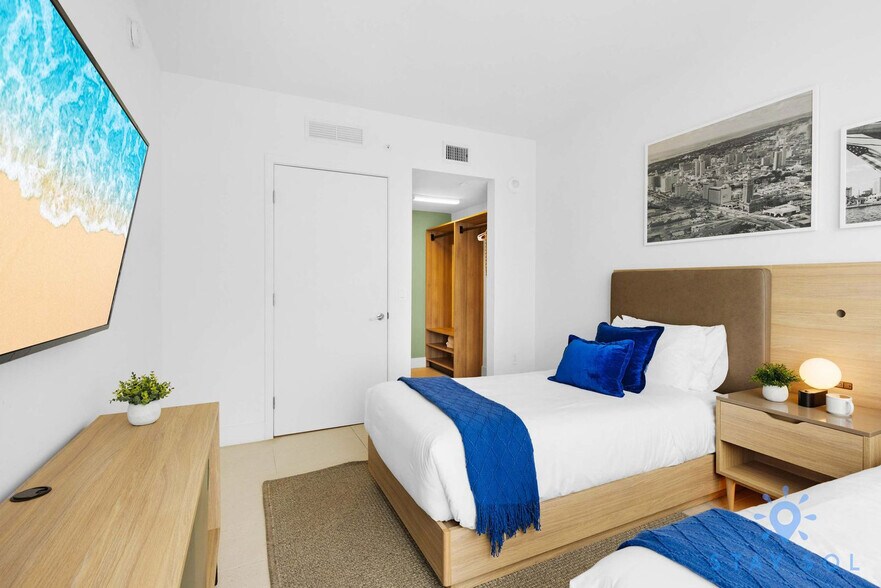 Building Photo - 601 NE 1st Ave