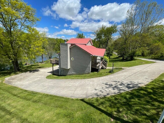 Building Photo - Beautiful Shelbyville Lake House