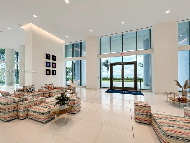 Building Photo - 700 NE 26th Terrace