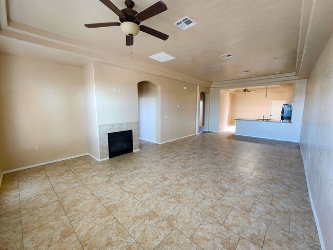 Building Photo - 4079 N Sommerset Ave