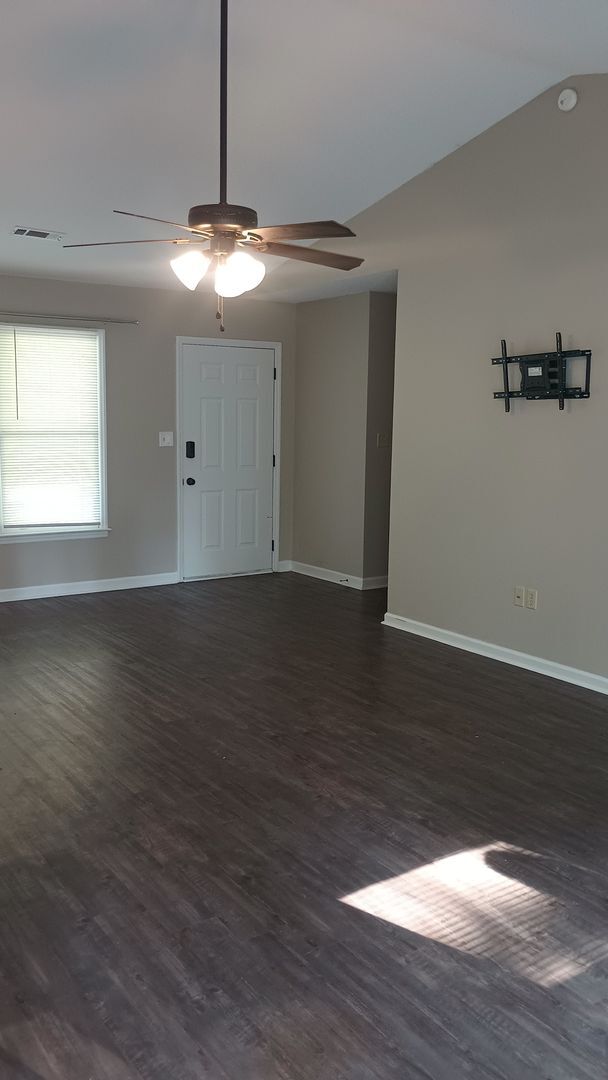 Building Photo - 409 Pascal Dr